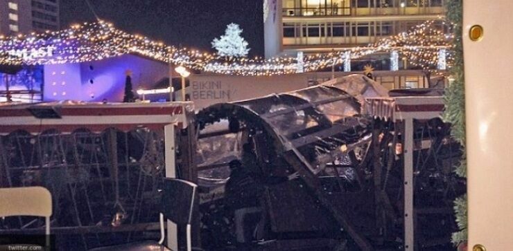 Наезд грузовика на людей в Берлине назвали терактом