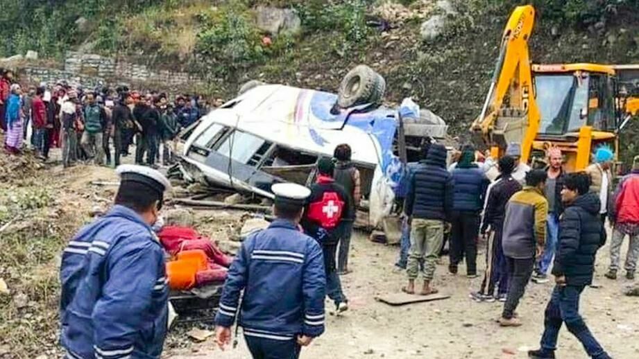 В индийских Гималаях автобус с паломниками упал в ущелье