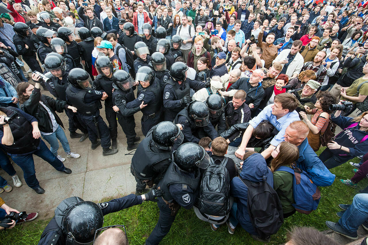 Глава Росгвардии сравнил акции протеста с "цветными" революциями