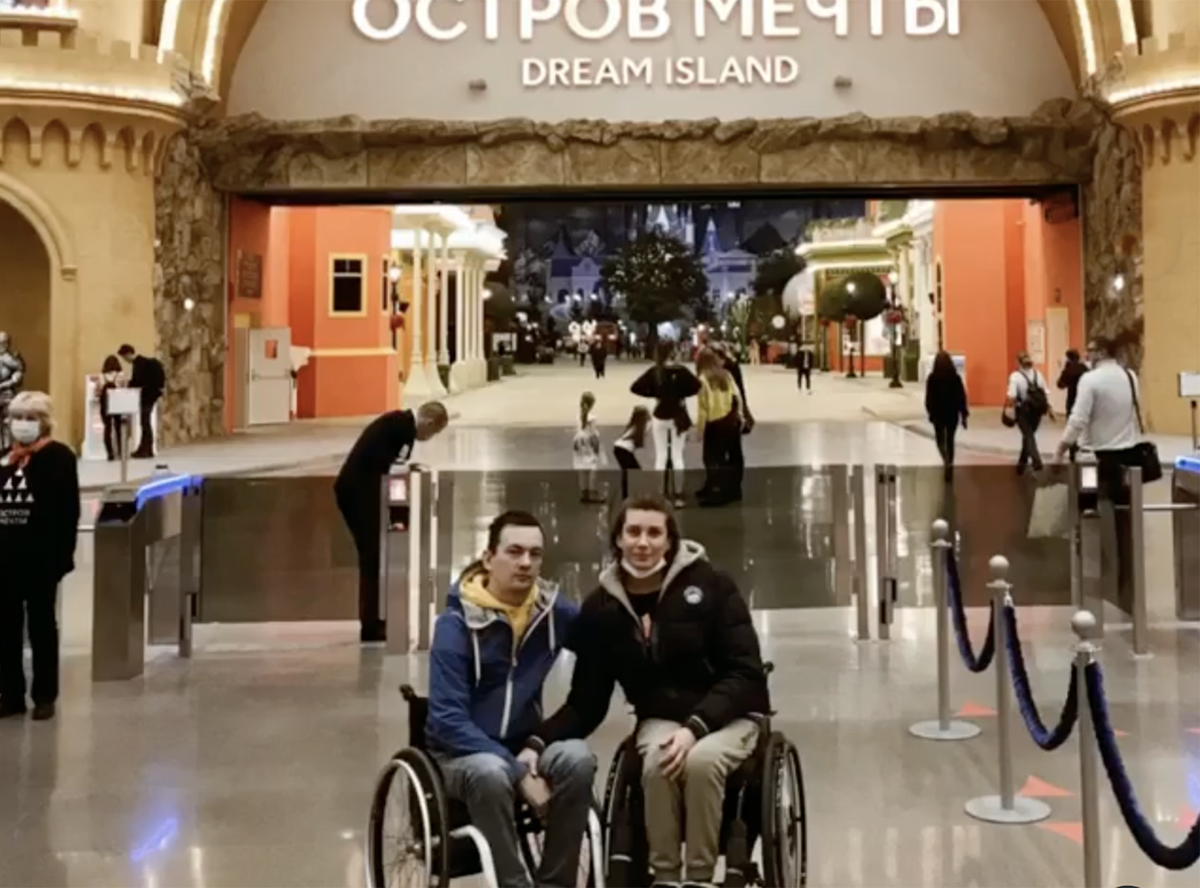 Инвалидам-колясочникам не дали пройти на аттракционы «Острова мечты»