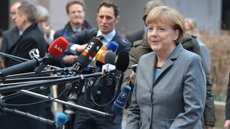 Журнал Spiegel поместил на обложку Ангелу Меркель в окружении нацистов