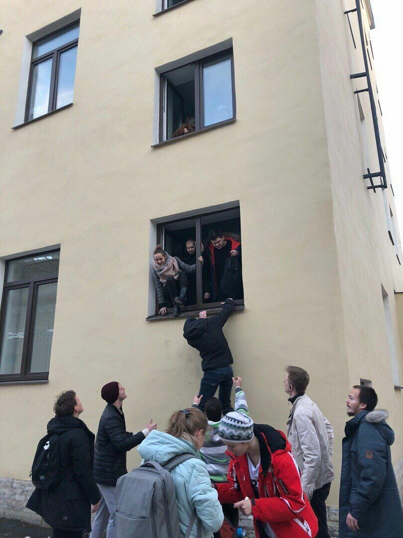 Некоторых студентов удалось вывести из здания через окна в аудиториях.