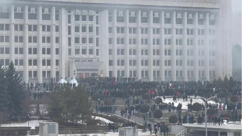 Хаос и погромы: в Алма-Ате протестующие победили в уличных схватках с полицией