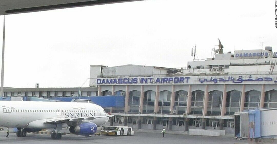 Минобороны: пассажирский самолет посадили на российской базе из-за авиаудара Израиля