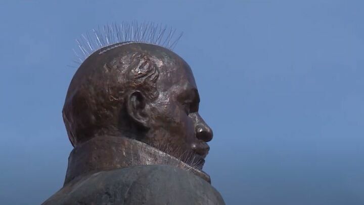 Магаданцы сравнили обновленный памятник Ленину с героем "Восставших из ада"
