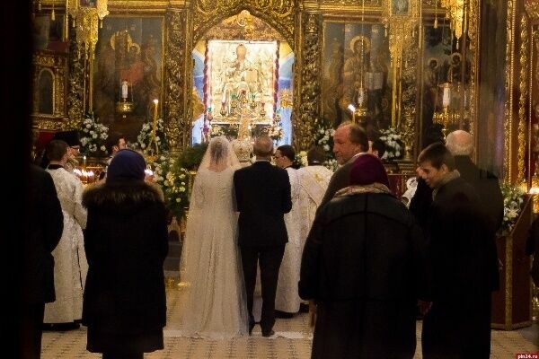 Несмотря на то, что журналистов в храм не пустили, в местные СМИ всё же просочились фотографии с венчания. На кадрах был виден и младший брат Кончаловского Никита Михалков.