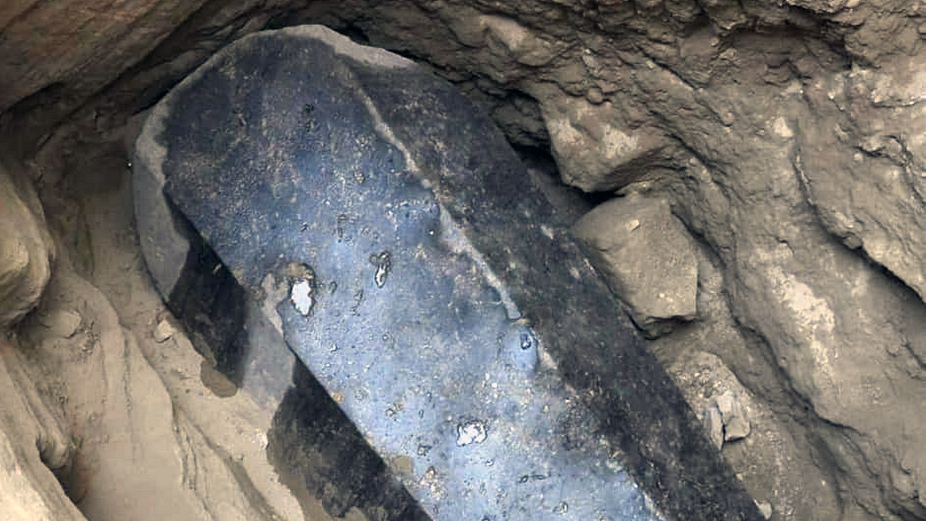 В Египте приступили к извлечению из-под земли черного саркофага