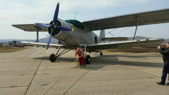 Приморский силач с травмой ноги протянул 12-тонный самолет на 4 метра