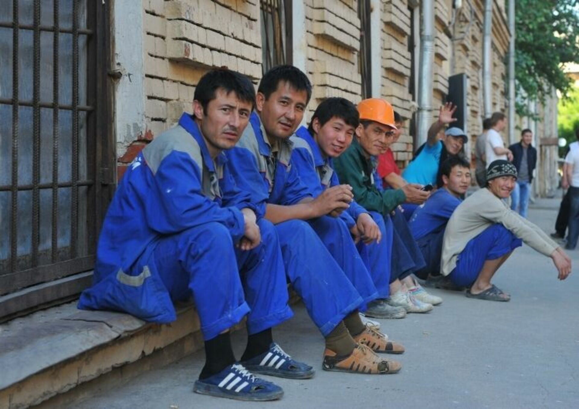 Таджикский рабочий. Мусофир мигрант Узбекистан. Узбеки гастарбайтеры. Таджики гастарбайтеры. Мигранты азиаты.