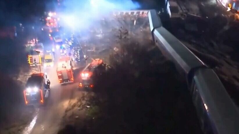 32 человека погибли при столкновении поездов в Греции (ВИДЕО)