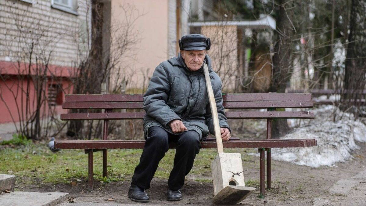 Одинокие старики отдают жилье из любви к Родине