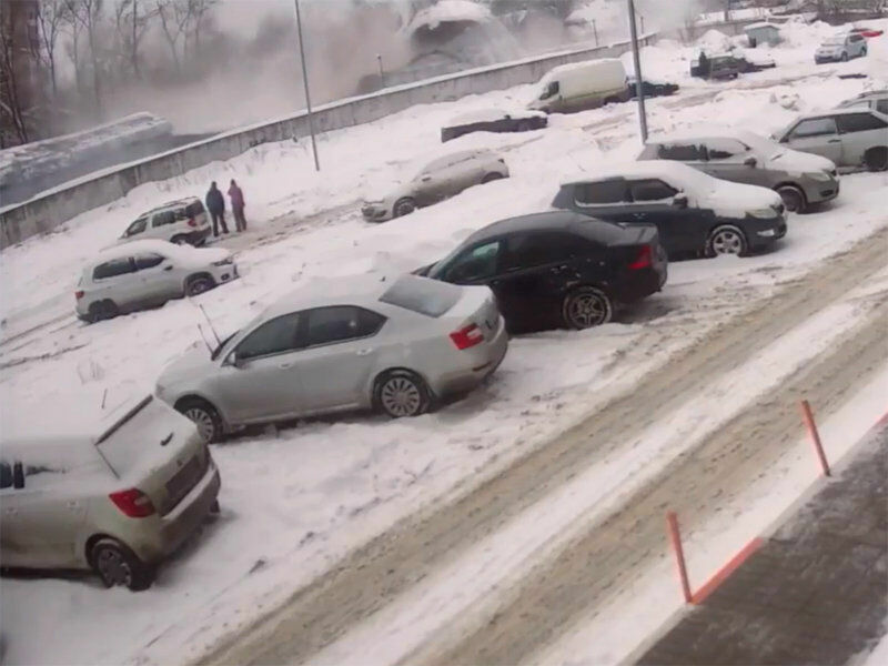 В Балашихе рухнувшая под тяжестью снега крыша повредила десятки автомобилей