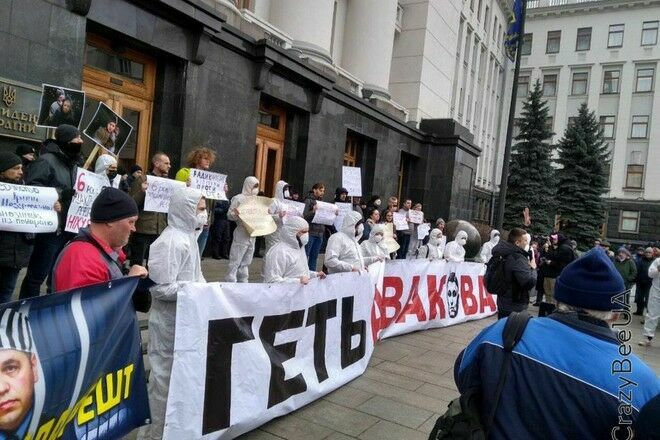 Около ста человек собрались у офиса Зеленского в Киеве, требуя отставки Авакова