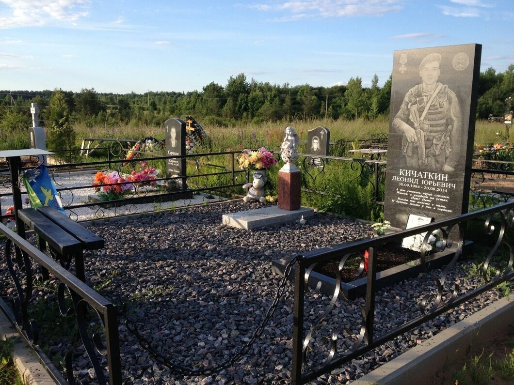 «Новая» сообщила о новых могилах десантников на кладбищах под Псковом