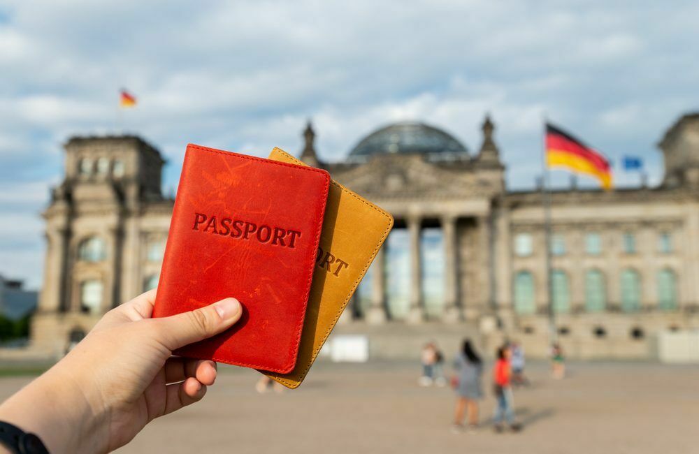 Германия вербует иноагентов в России за счет отмены виз для молодых людей