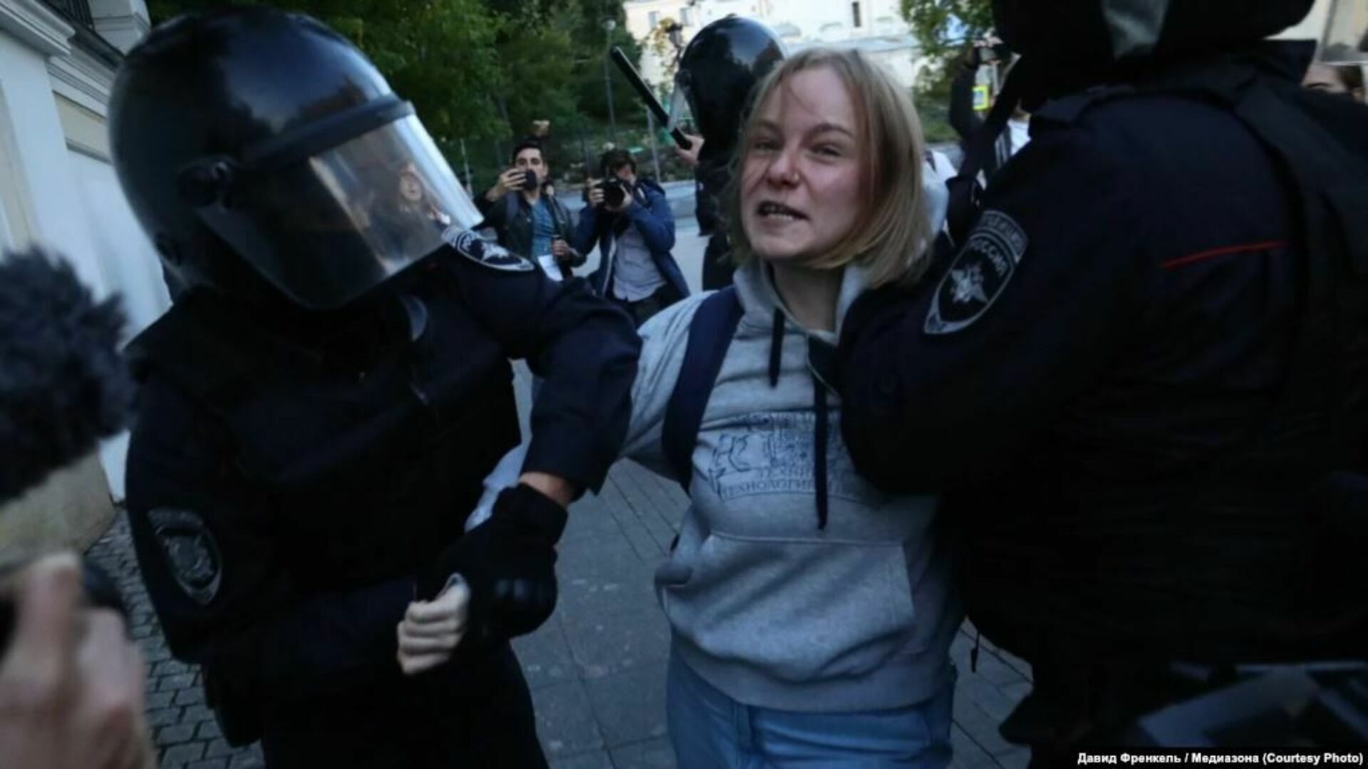 Митинг жен в москве. Полиция задержала женщину. Полицейский избивает девушку.