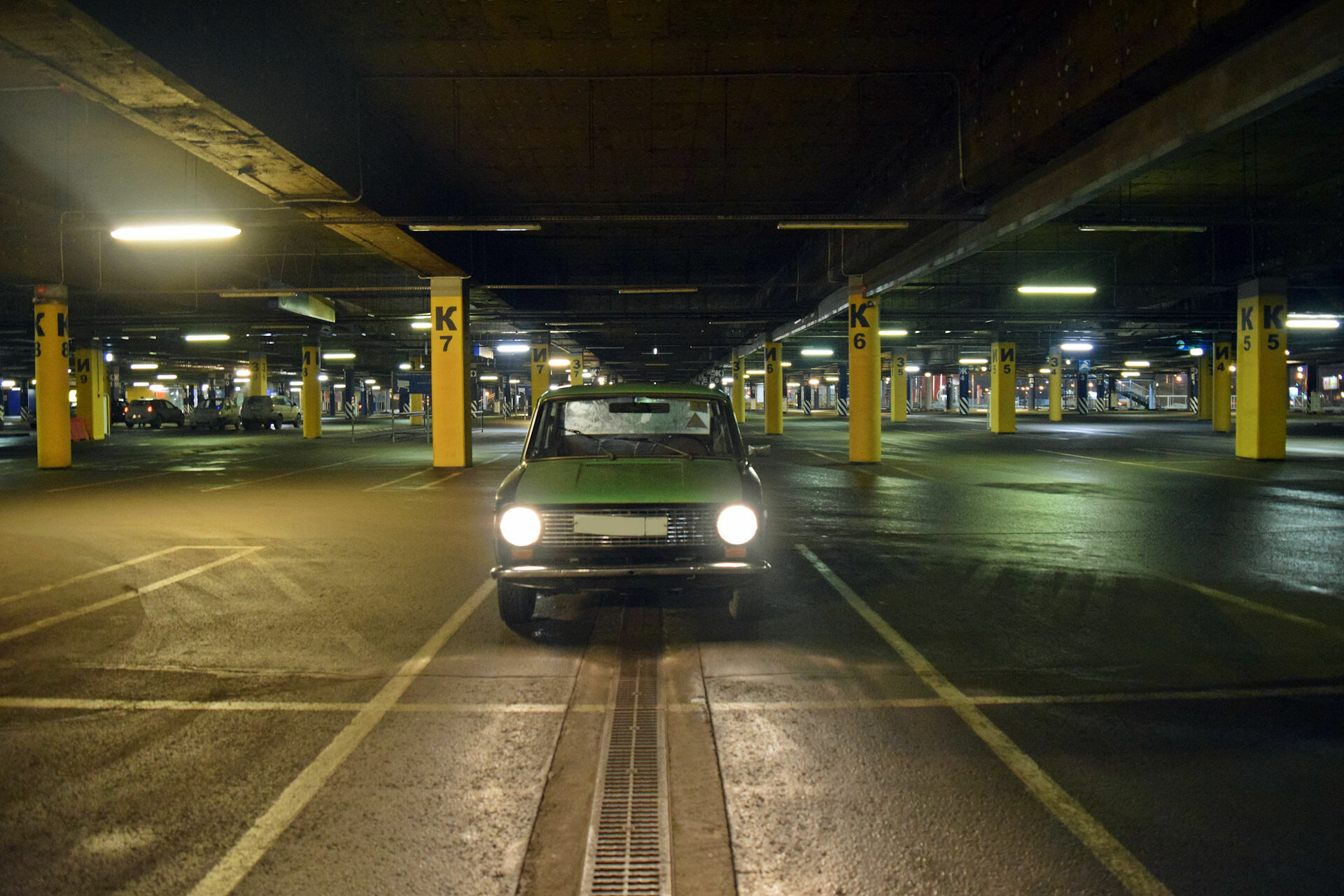 Только 19% россиян оставляют машины на ночных парковках