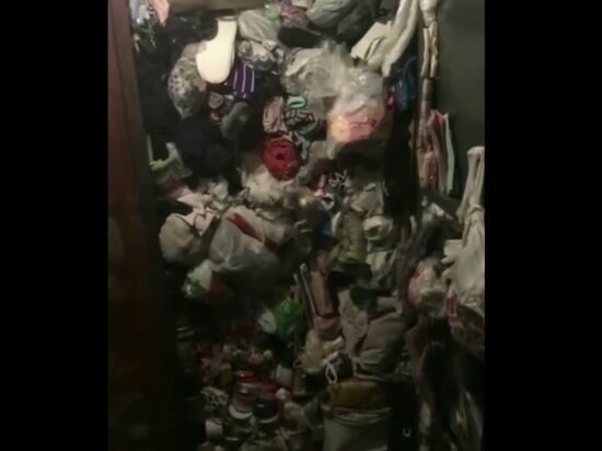 Жительница Перми не может попасть в собственную квартиру, забитую мусором