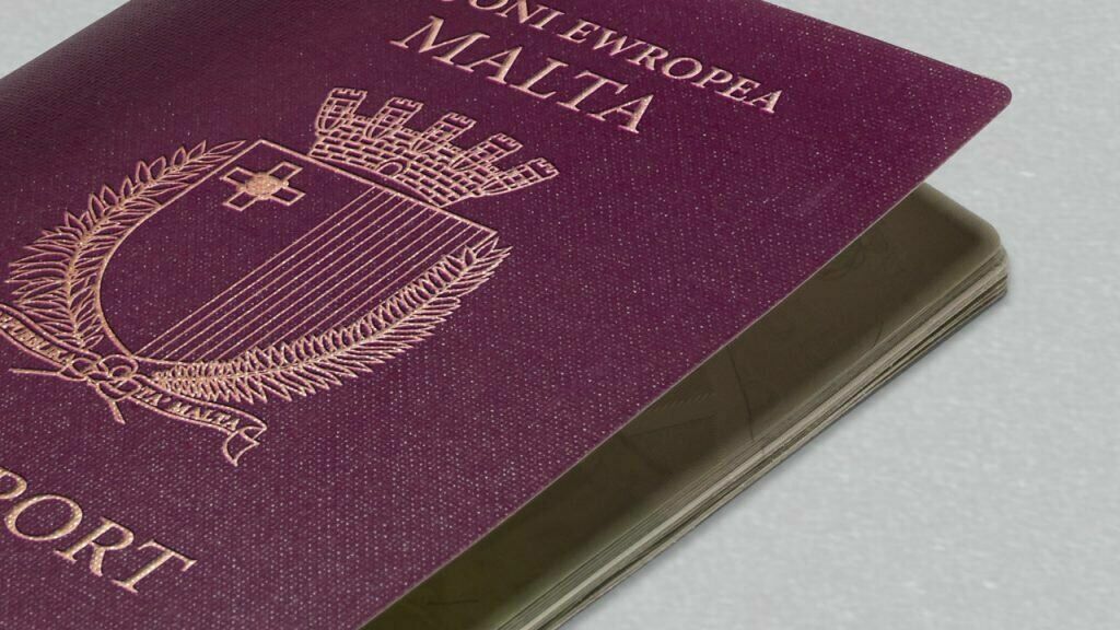 Мальта приостановила выдачу "золотых паспортов" россиянам и белорусам