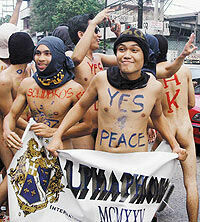 В Маниле голые студенты устроили антивоенную демонстрацию / Самая большая в мире книга выставлена на продажу / Костюм Супермена уйдет с молотка / Обвинения против Джексона уже готовы