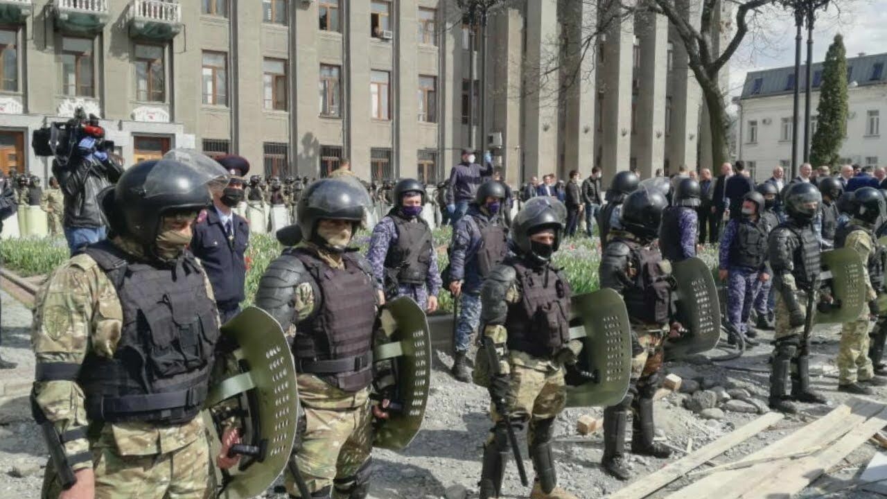 Во Владикавказе арестовали шестерых участников митинга, бросавших камни