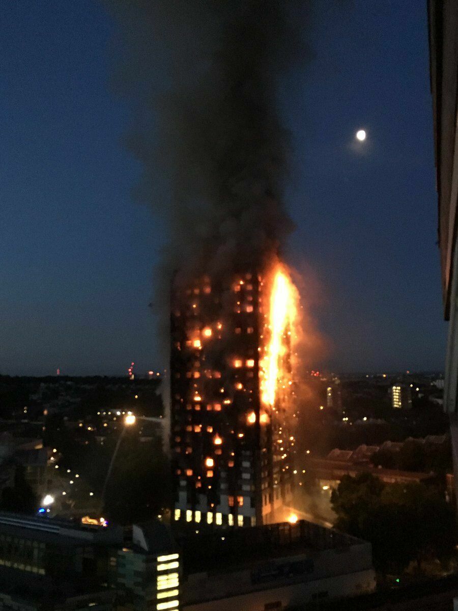 15 человек пострадали в результате мощного пожара в 27-этажном доме в Лондоне