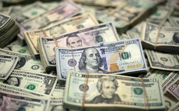 Рубль под прессом: Минфин начинает скупать валюту