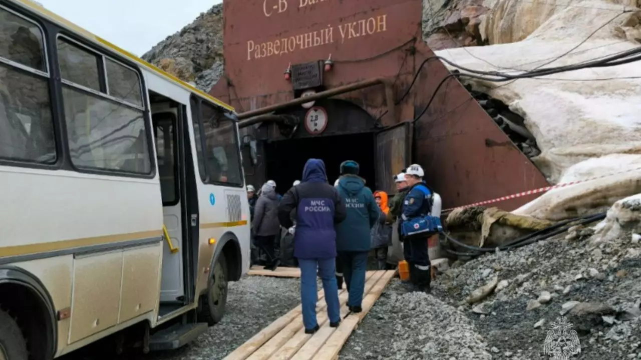 Спасателям на шахте «Пионер» угрожает смертельная опасность из-за обрушения горных пород