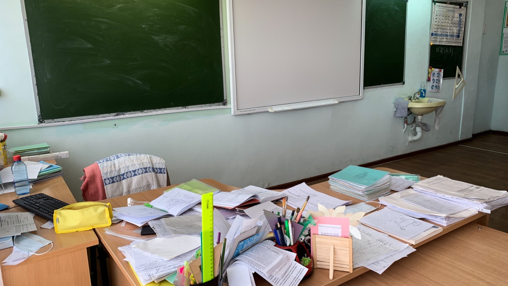 От трех до 100%: сколько учителей не хватает российским школам