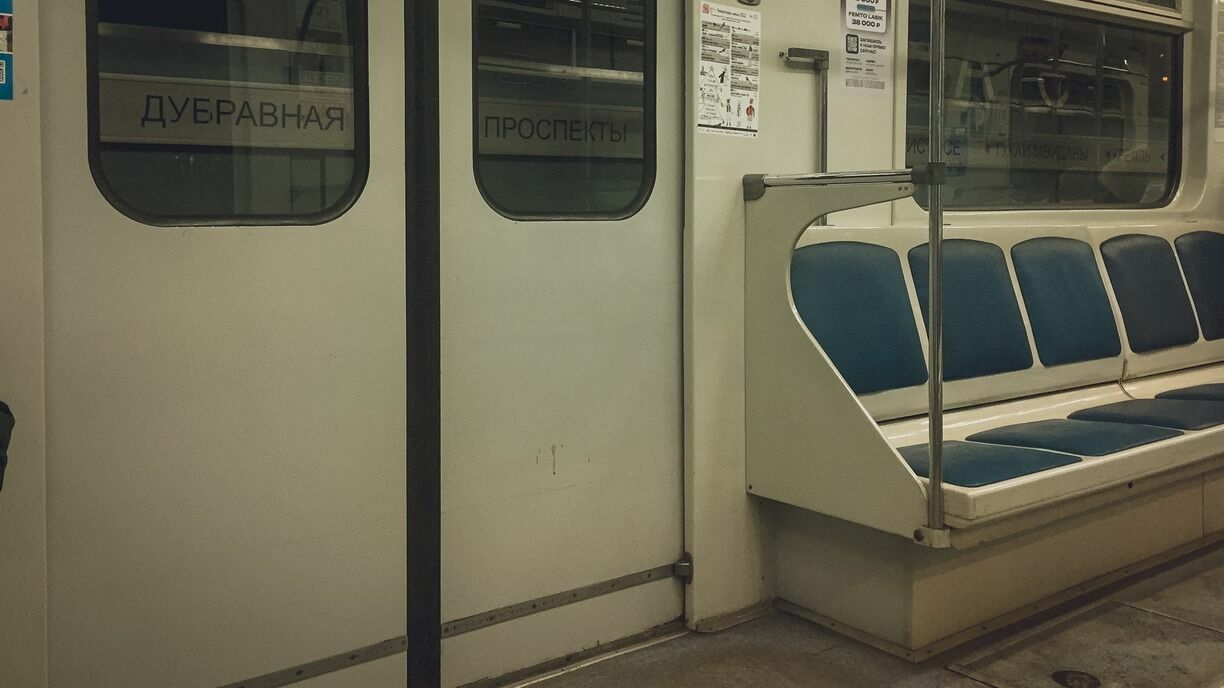 Прокуратура утвердила обвинение пассажиру за разбитое кулаком стекло в вагоне метро