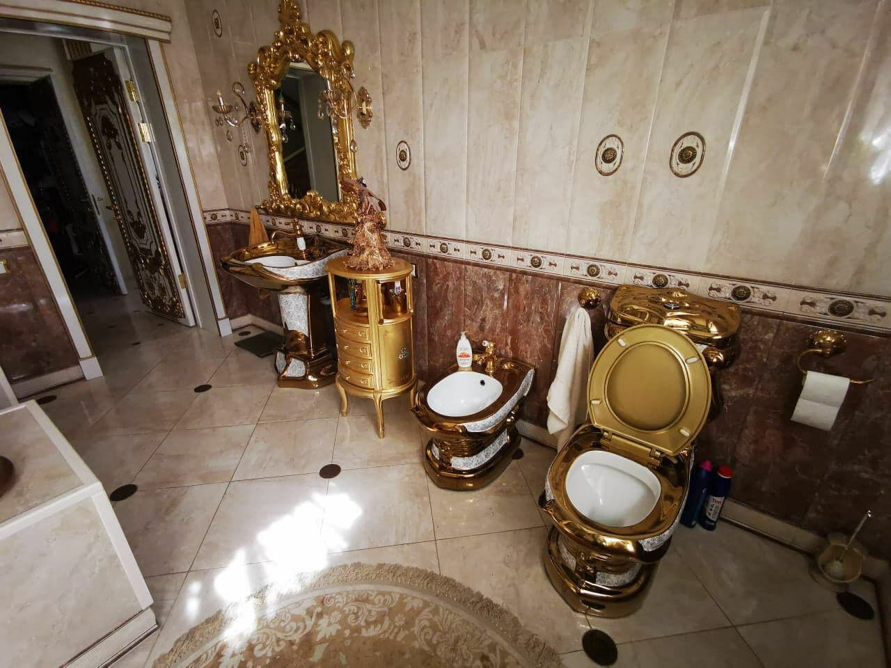 На Ставрополье задержали главу ГИБДД, у которого дома установлен золотой унитаз