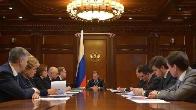 Дмитрий Медведев назвал приемлемую для бюджета цену на нефть
