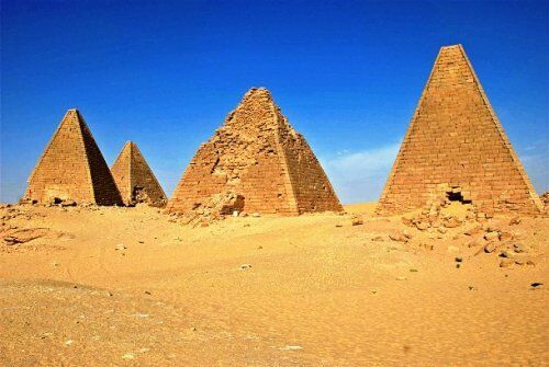 Куртизна стен в суданских пирамидах объясняется другим наклоном солнца, поскольку Судан южнее Египта