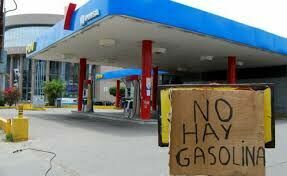 Нефтяники без бензина: в Венесуэле собрались многочасовые очереди на заправках
