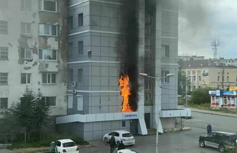 В Магадане загорелось офисное здание