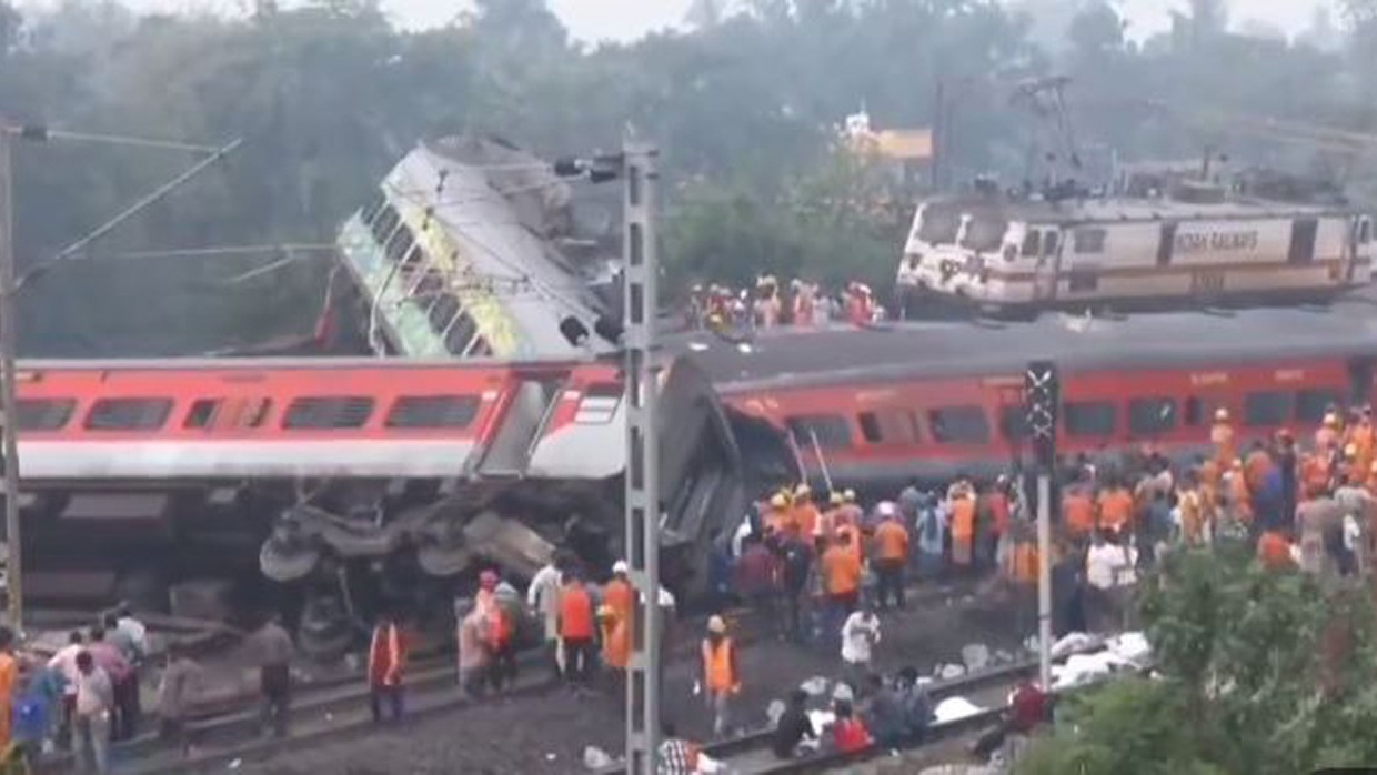 В Индии 288 человек погибли при столкновении поездов (ВИДЕО)