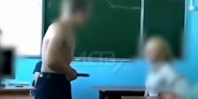 На Сахалине учитель сыграла со школьниками в "камень, ножницы, бумага" на раздевание