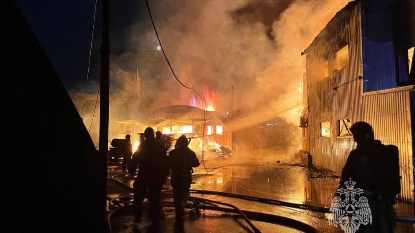 В Ростове-на-Дону на складе вспыхнул сильный пожар