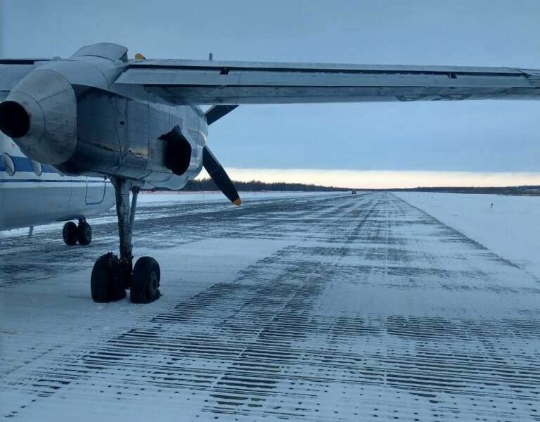 У самолета Ан-24 в Охотске на взлетной полосе лопнули колеса шасси