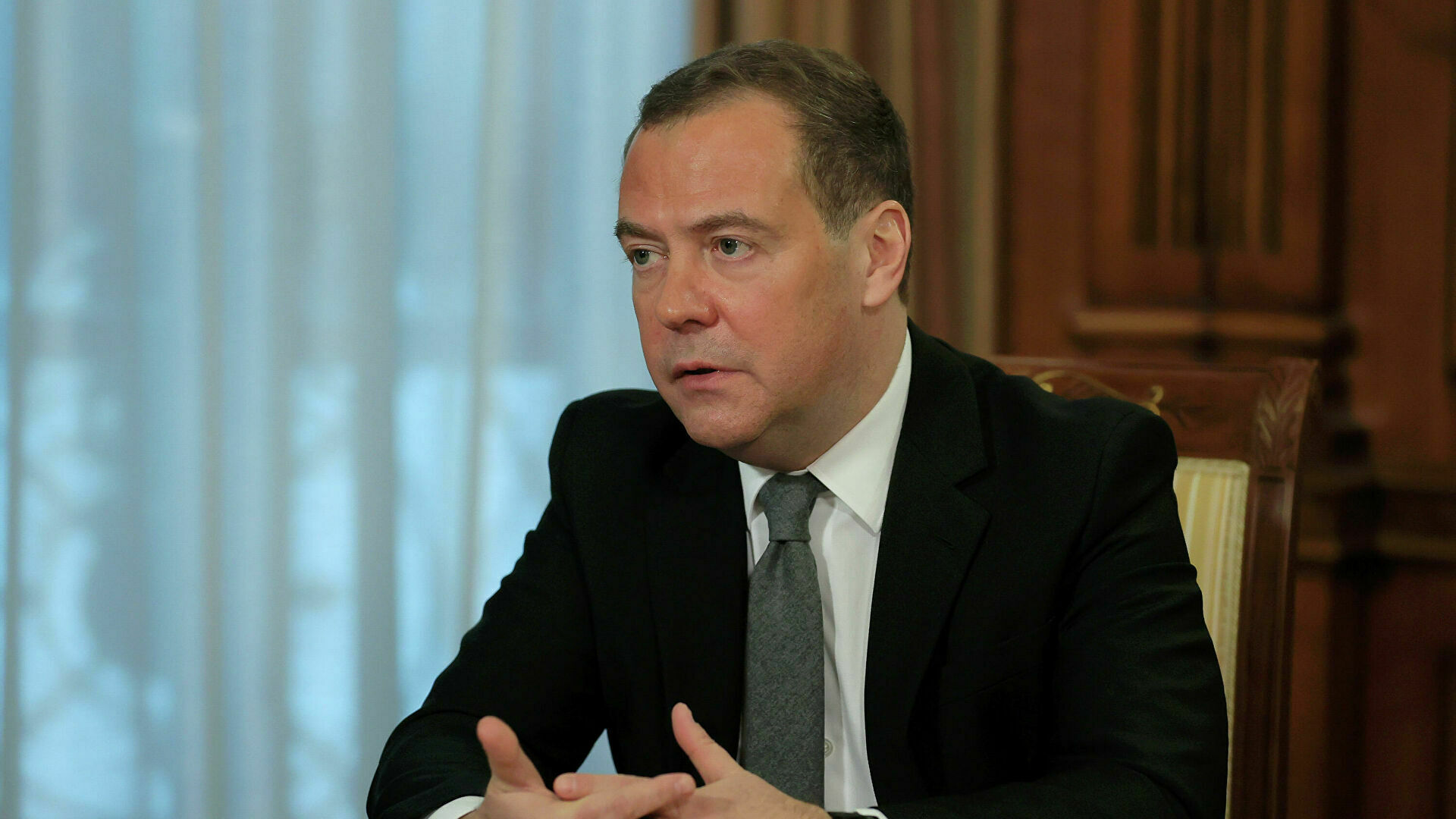 Дмитрий Медведев заявил, что США санкциями против России наносит вред своей стране