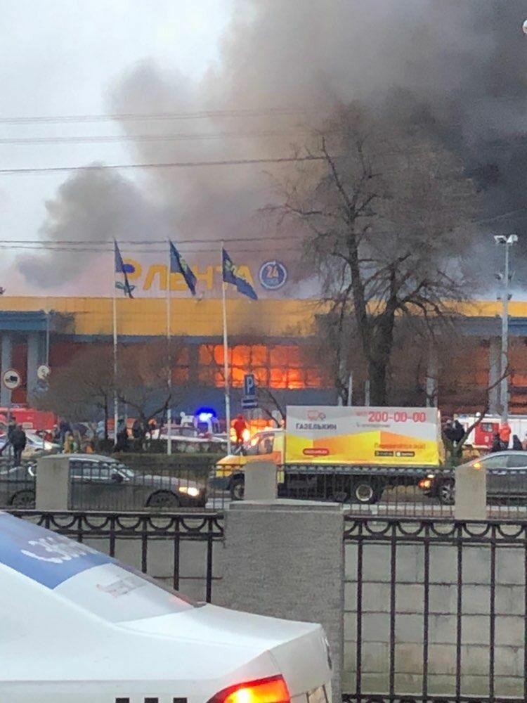 В Санкт-Петербурге загорелся супермаркет "Лента"