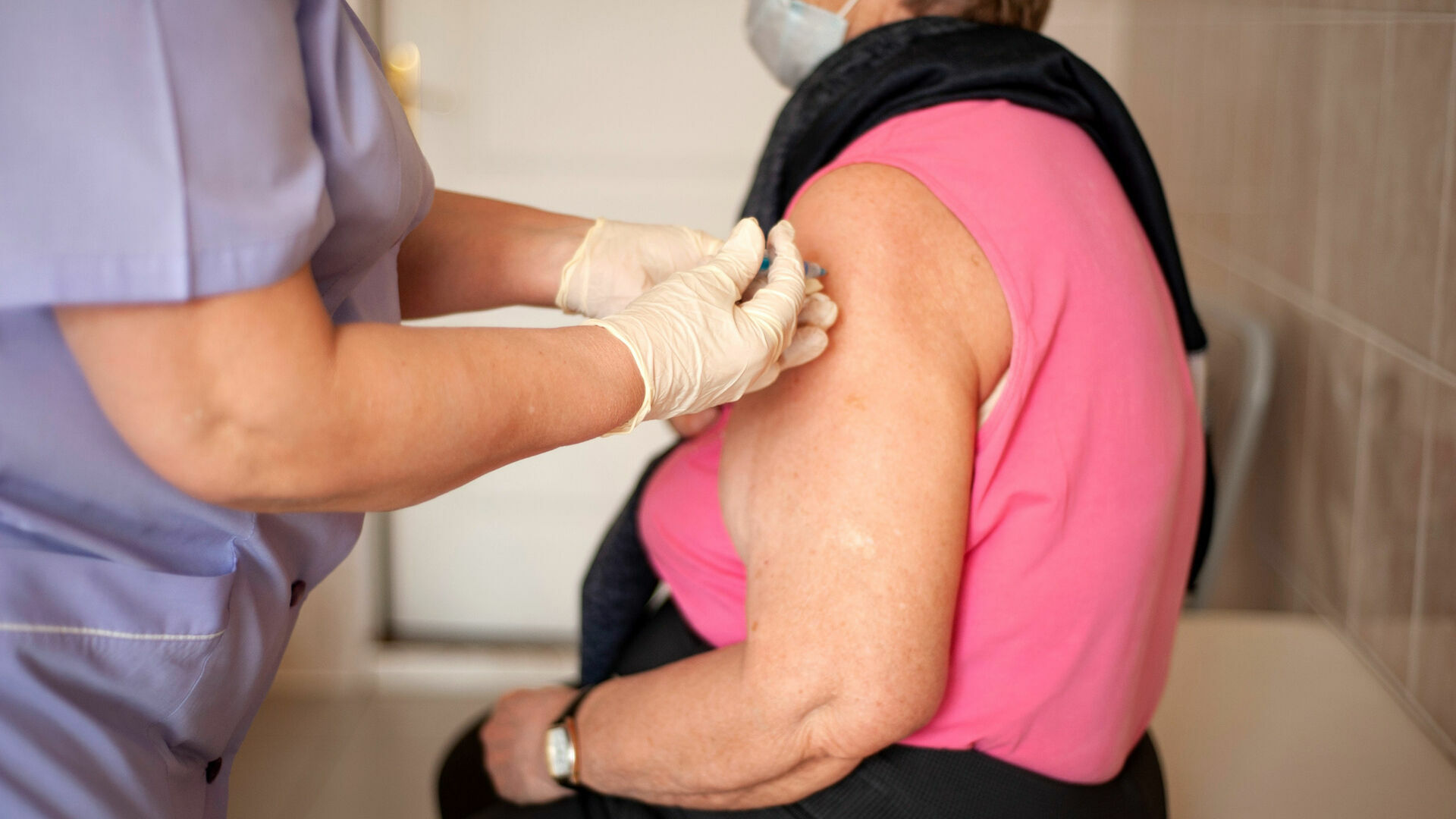 Две трети граждан выступили против обязательной вакцинации
