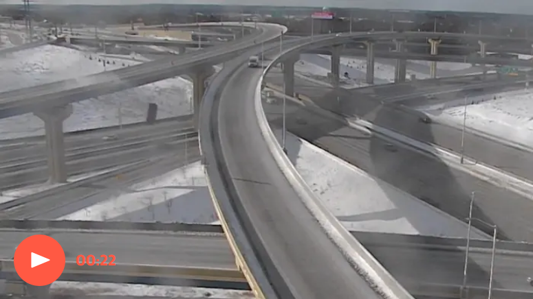 Видеокамеры запечатлели, как грузовик падает с заснеженного моста в Висконсине