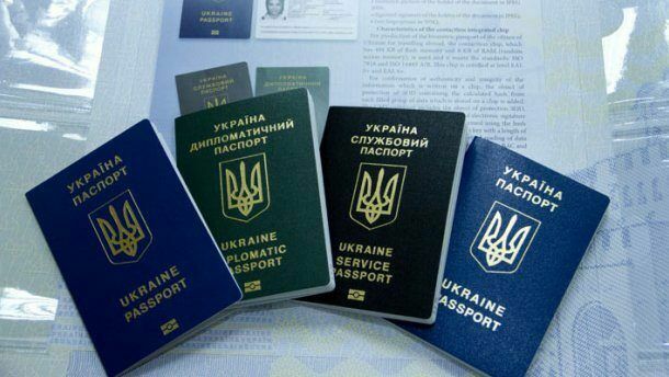 Более ста тысяч крымчан получили украинские загранпаспорта