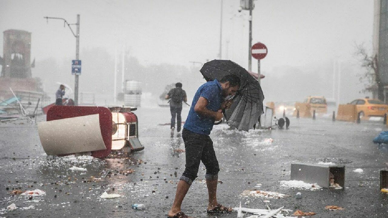 Над Анкарой летал диван... По Турции прошел разрушительный ураган