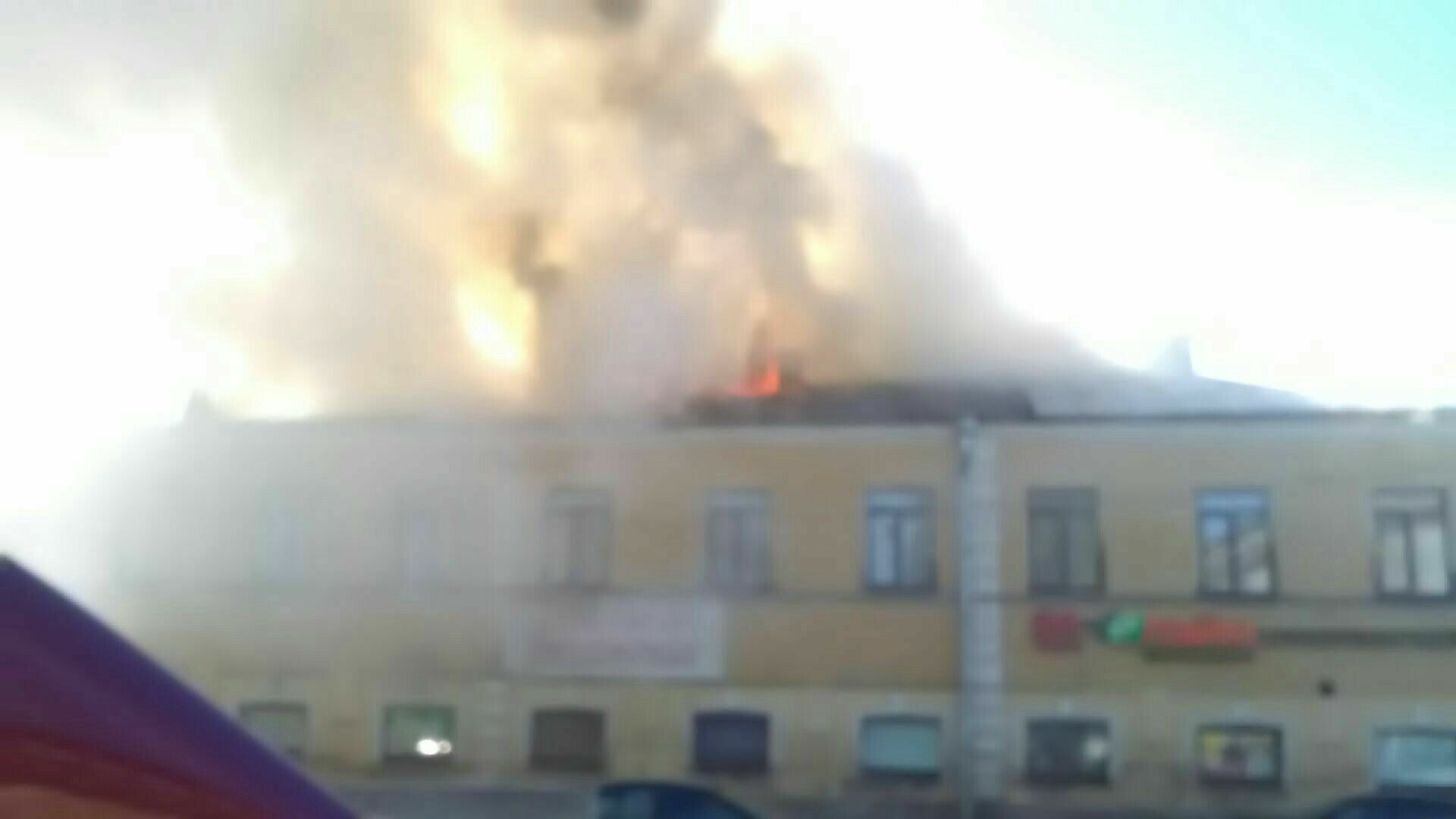 В Ленинградской области горит крупный торговый комплекс