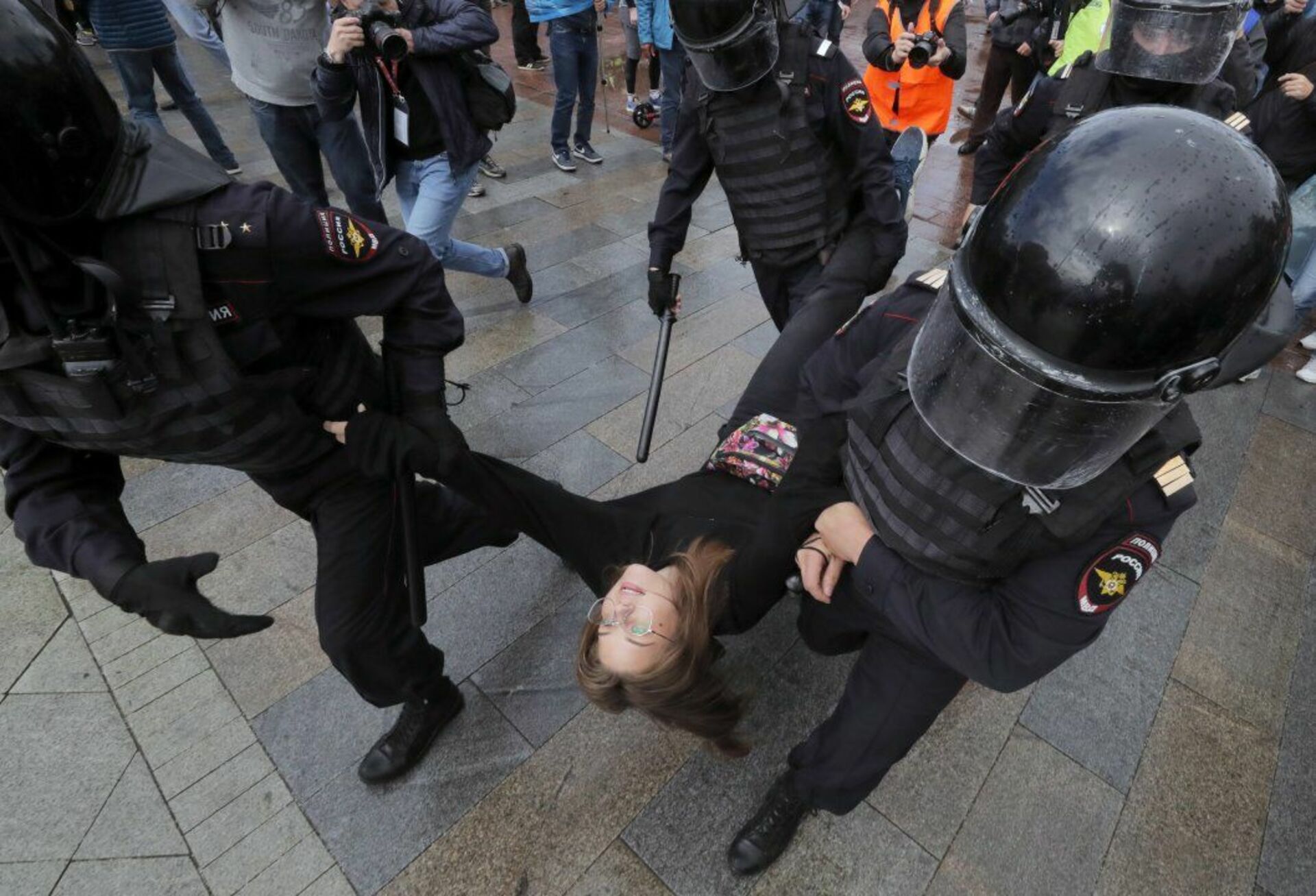 Митинг жен в москве. Полиция разгоняет митинг.