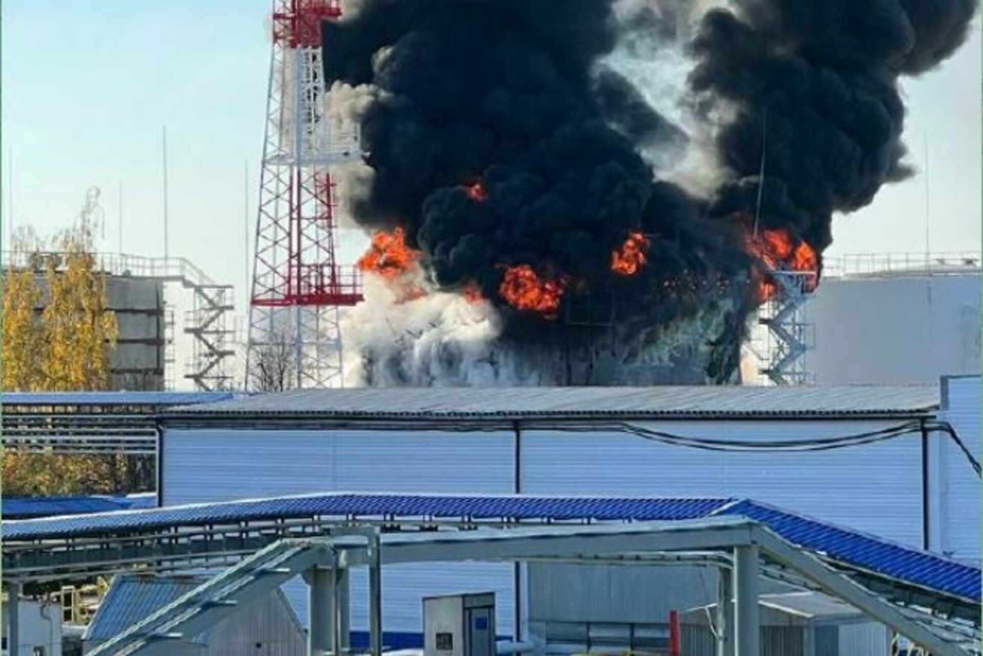 Нефтебаза в орле взрыв сегодня. Пожар нефтебазы в Белгороде 2022. Пожар на нефтебазе в Белгороде. Нефтебаза. Горит Нефтебаза в Воронеже.