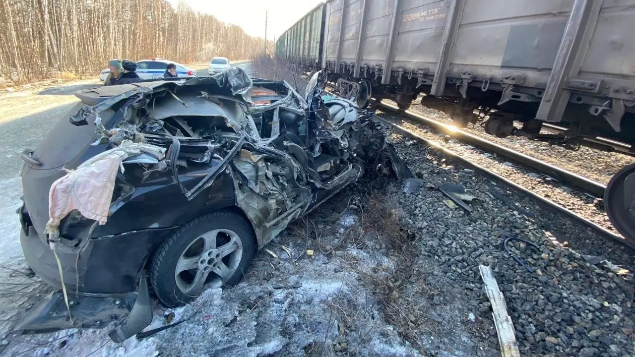 Грузовой поезд столкнулся с легковым автомобилем на 7234 км перегона Бамовская-Горелый