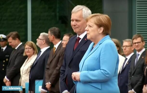 Специалист прочел слова Меркель во время ее очередного приступа дрожи